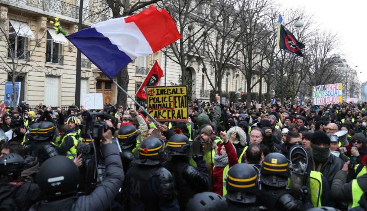«Chalecos amarillos» toman de nuevo las calles en toda Francia