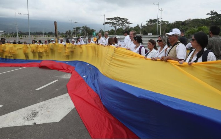 Médicos venezolanos llegan a frontera con Colombia para pedir el paso de ayuda humanitaria