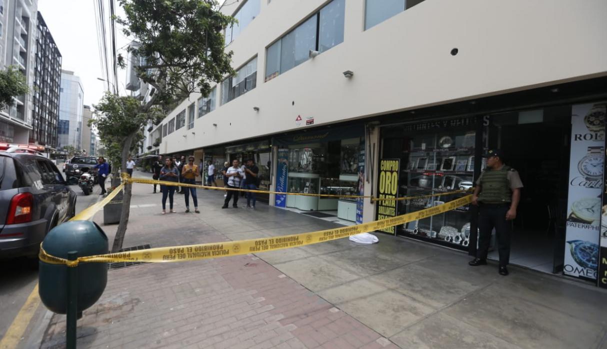 Delincuentes asaltaron y dispararon a un cambista en Miraflores