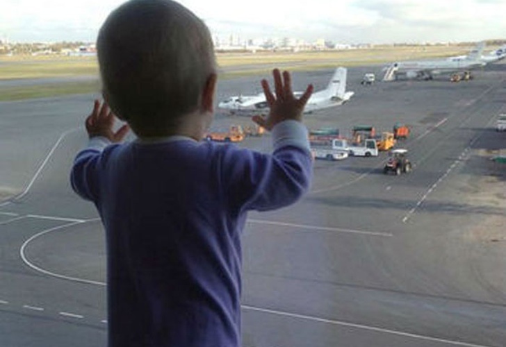(VIDEO) Madre olvidó a su bebé en pleno vuelo y avión tuvo que volver a aeropuerto