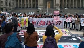 Manifestantes pro vida empujan a mujeres en pleno plantón frente a Palacio de Justicia