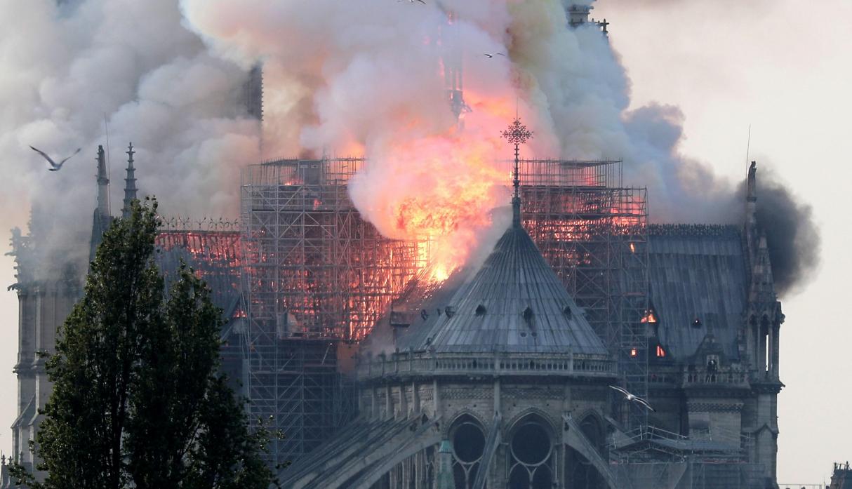 [En vivo] Incendio destruye cúpula de la Catedral de Notre Dame de París