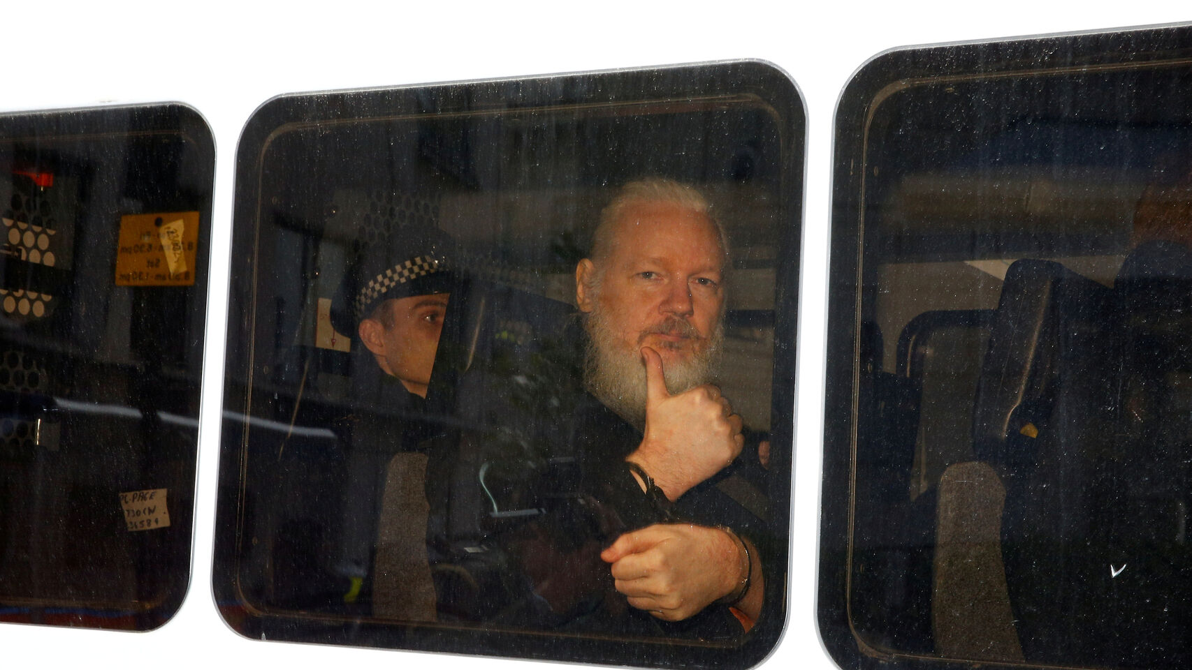 Más de 70 parlamentarios británicos piden se extradite a Assange a Suecia