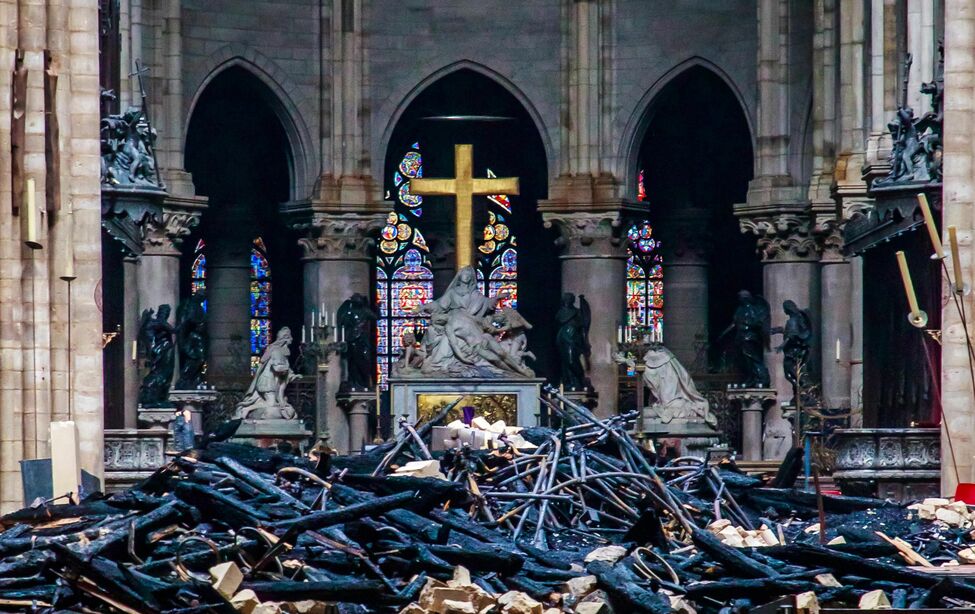 Corto circuito habría sido la causa del incendio en Catedral de Notre Dame