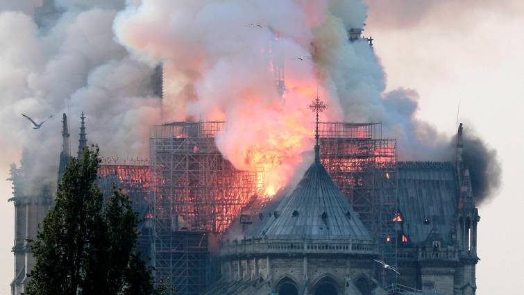 Devastador incendio destruyo la milenaria Catedral de Notre Dame