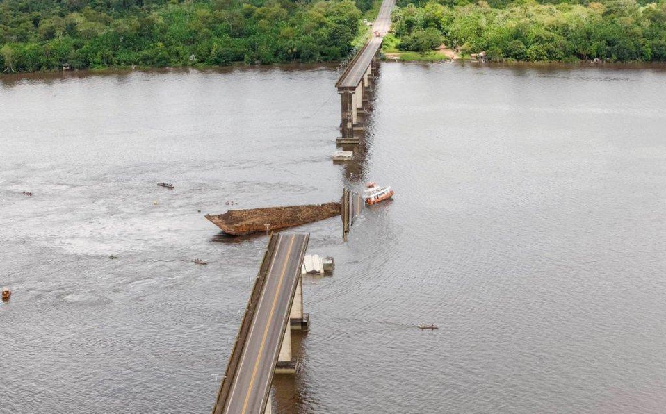 Brasil: Buque se hunde en río al chocar y destruir un puente