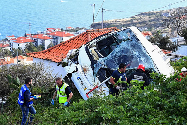 Mueren 29 turistas alemanes al desbarrancarse bus en Portugal