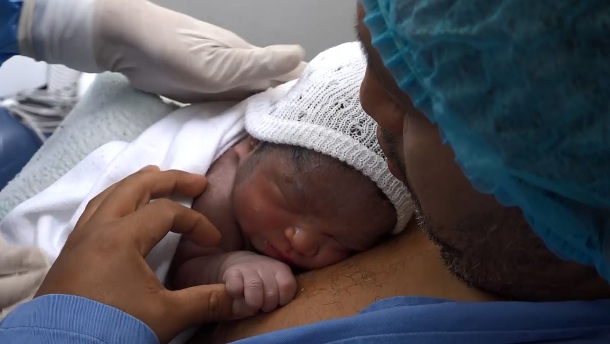 En EsSalud padres participan del cuidado del recién nacido a través contacto piel a piel’