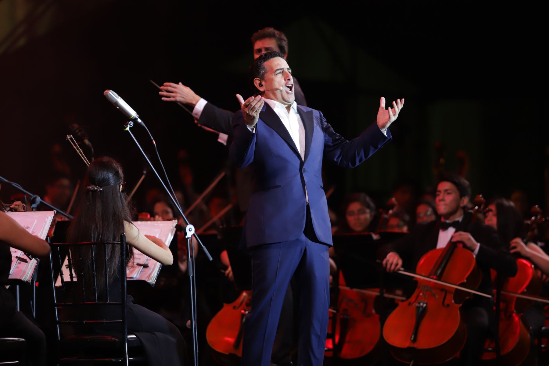 “Serenata por el Perú” que ofrece el tenor peruano Juan Diego Florez acompañado por la Orquesta Sinfónica y el Coro Juvenil de Sinfonía Perú, en la Plaza Mayor de Lima.
