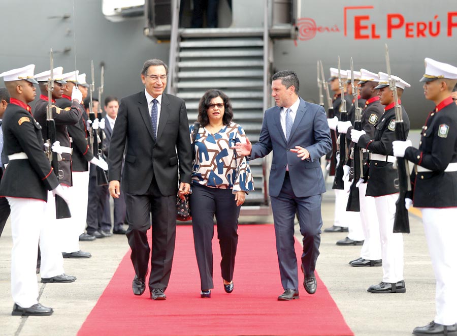 Vizcarra asiste a toma de mando en Panamá