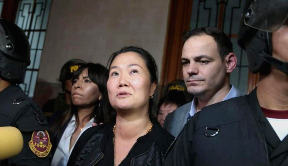 la lideresa de Fuerza Popular, Keiko Fujimori, quien pretende revocar la prisión preventiva por 36 meses que le dictó el Poder Judicial. Su abogado Giulliana Loza informó que la audiencia se realizará a las 8:30 de la mañana.