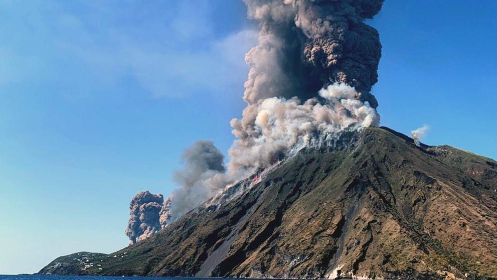 Al menos un muerto y un herido por erupción del volcán Strómboli