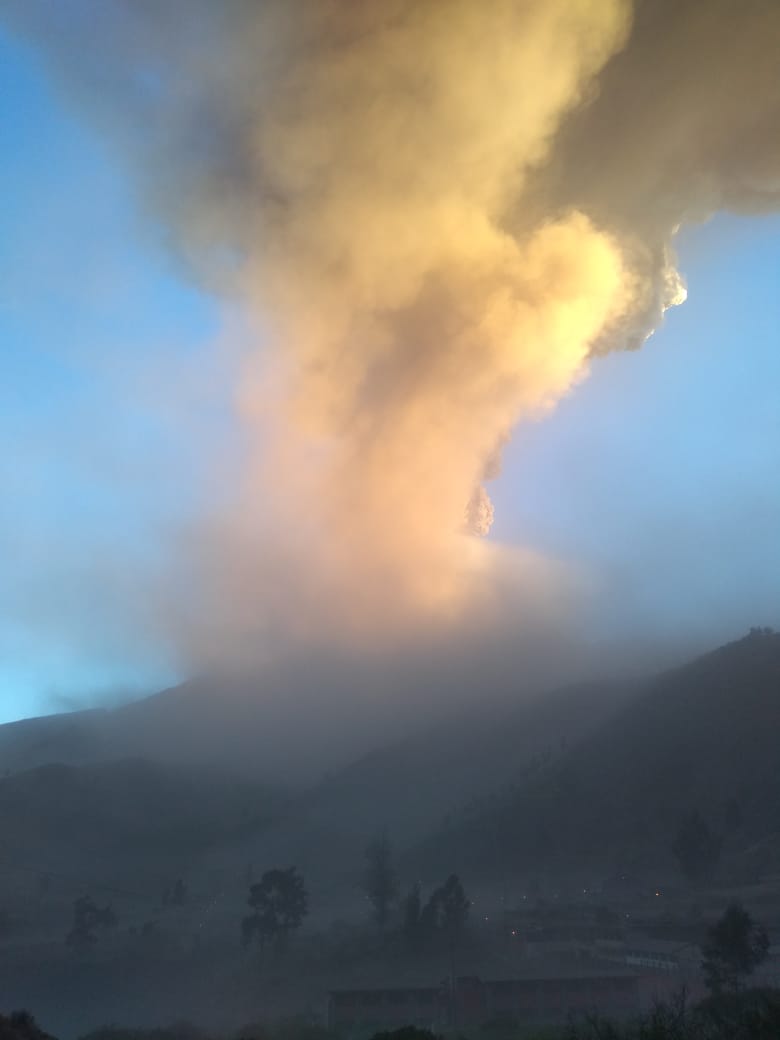 Las cenizas del volcán llegan hasta Bolivia y la actividad sísmica se incrementó. Magma estaría subiendo dentro del volcán.