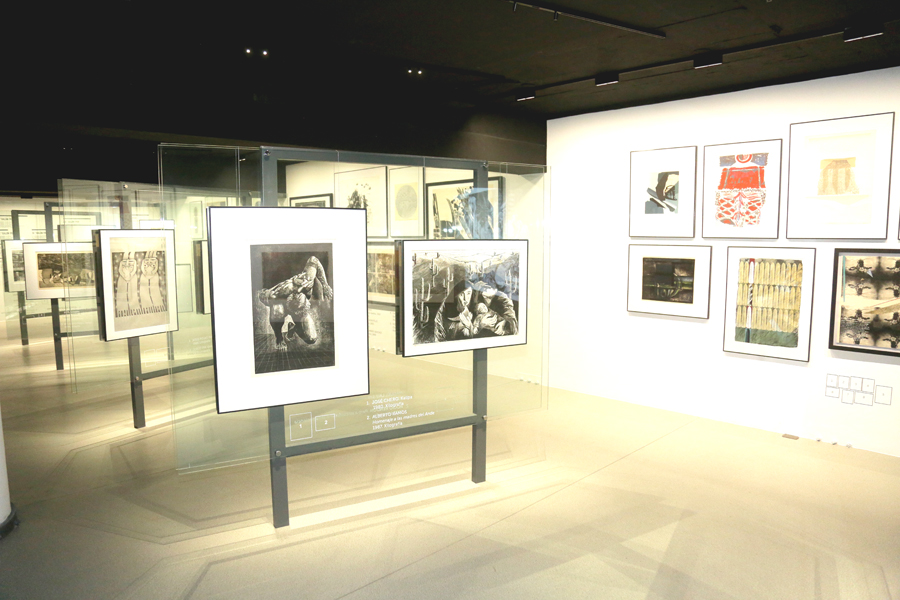 Lima Centro en 1965, muestra que reunió alrededor de 100 trabajos elaborados con diversas técnicas de grabado y ejecutados por notables artistas como José Sabogal, Carlos Bernasconi, Julia Codesido, Eduardo Moll, Camilo Blas, Julio Camino Sánchez.