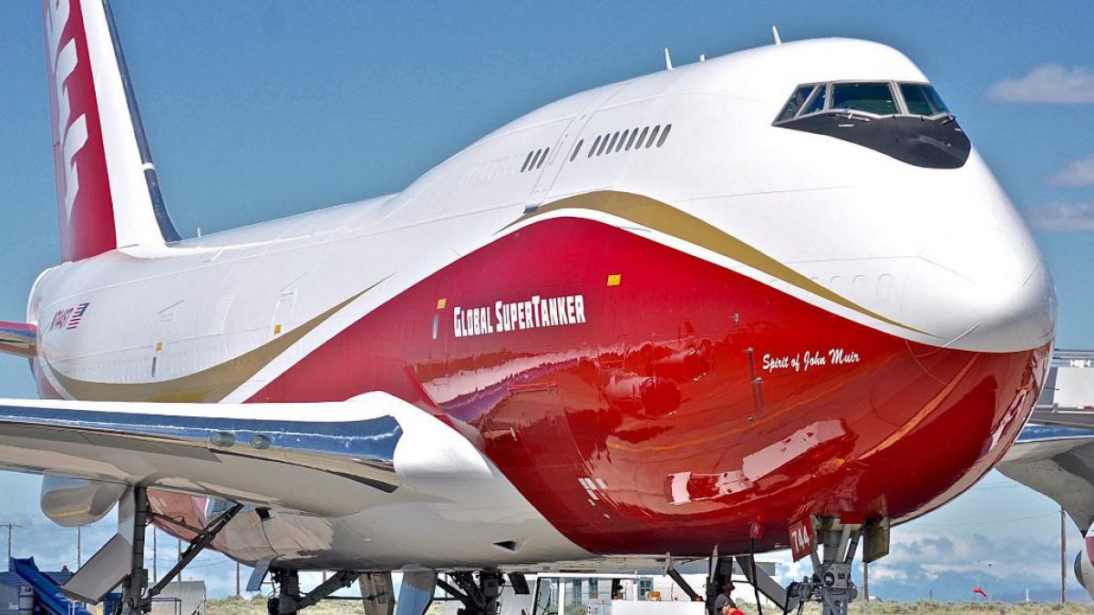 800 mil dólares de garantía y dijo que el costo del servicio del avión SuperTanker", un cisterna 747-400 de fabricación estadounidense, llegaría a 16.000 dólares por vuelo.