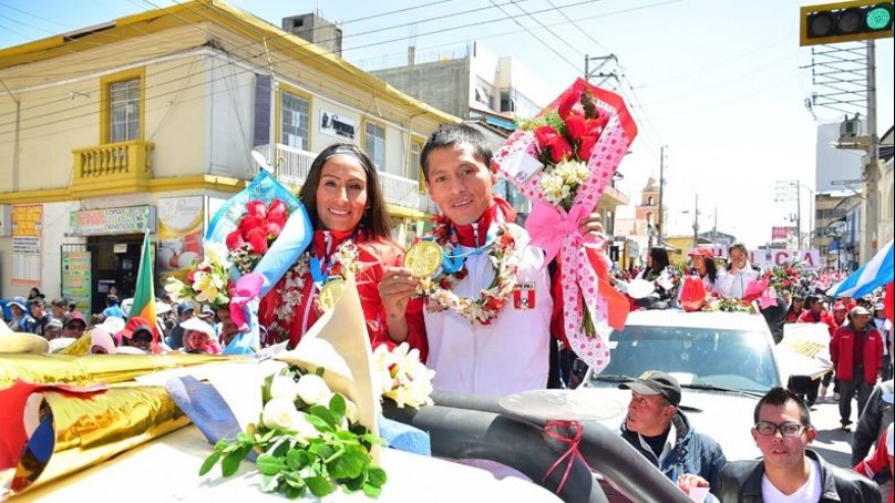 ¡Bravo! Gladys Tejeda y Christian Pacheco, fueron reconocidos en Huancayo con el Sol Libertario de Junín que es la máxima distinción de esta Región