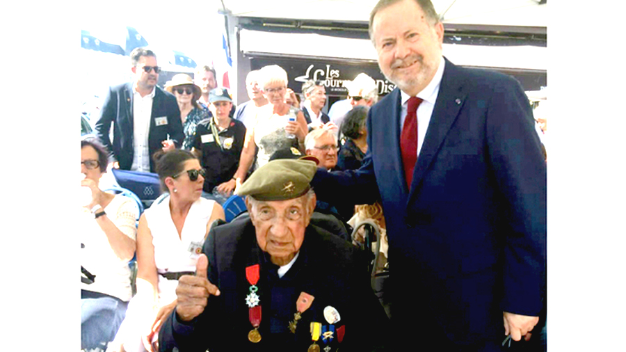 conmemoración del 75° aniversario del desembarco aliado en Normandía. El evento contó con la presencia del veterano peruano Jorge Sanjinez Lenz, de 102 años, quien participó en aquella época como parte de la Brigada belga Pirón.