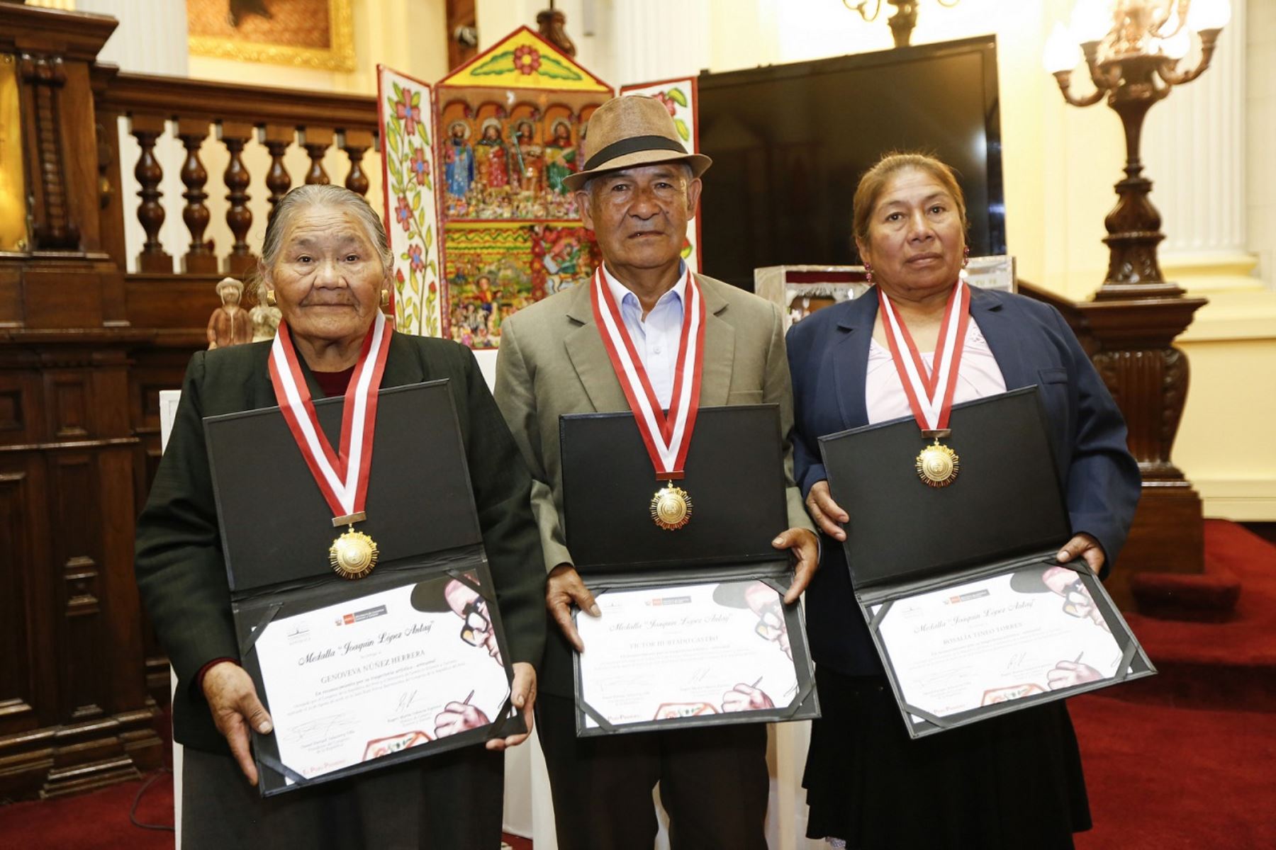Artesanos reciben medalla ‘Joaquín López Antay’