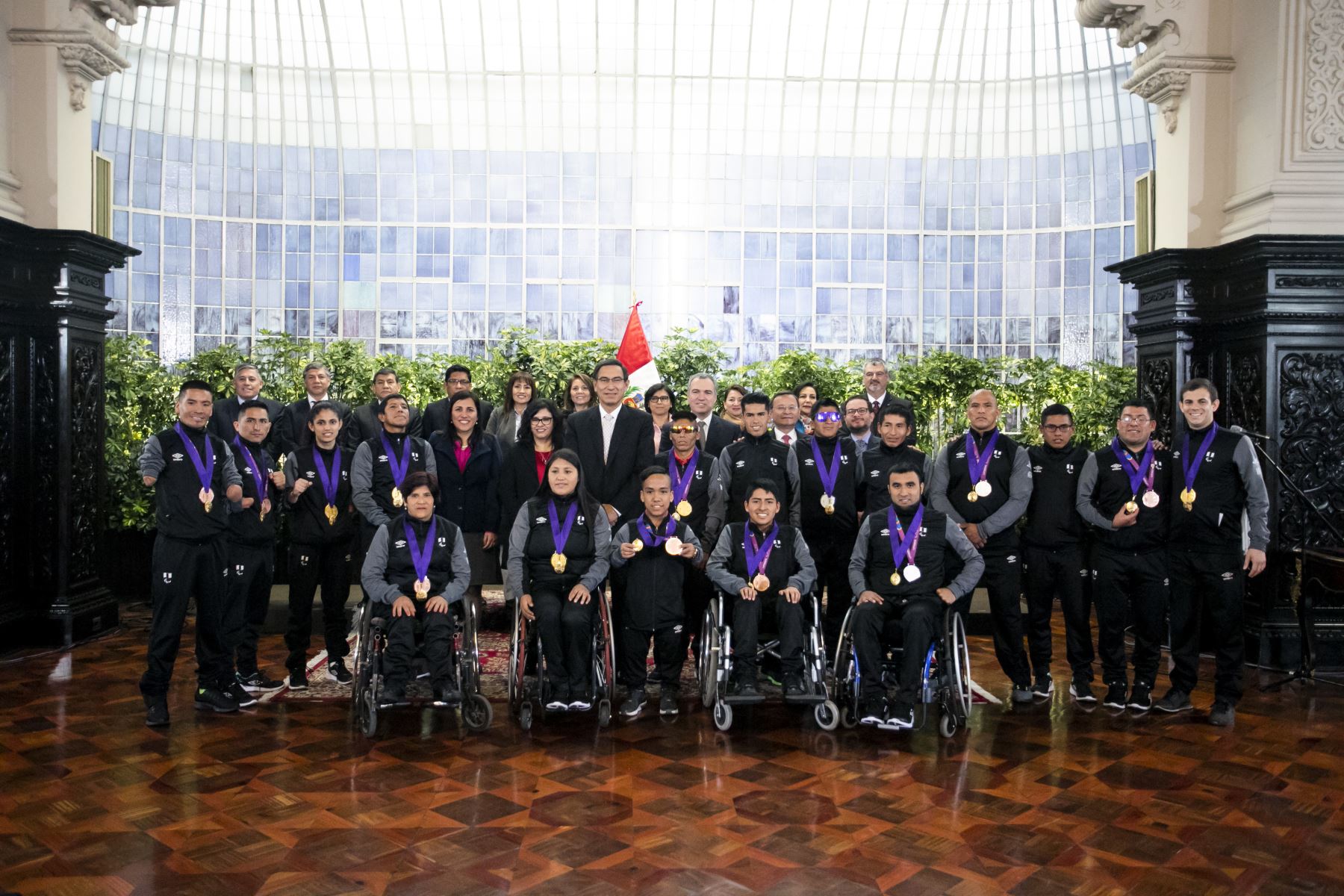 Medallistas son condecorados en Palacio de Gobierno