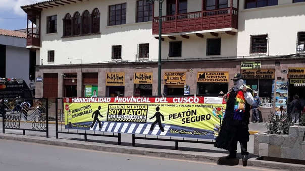 A latigazos hacen respetar crucero peatonal en Cusco