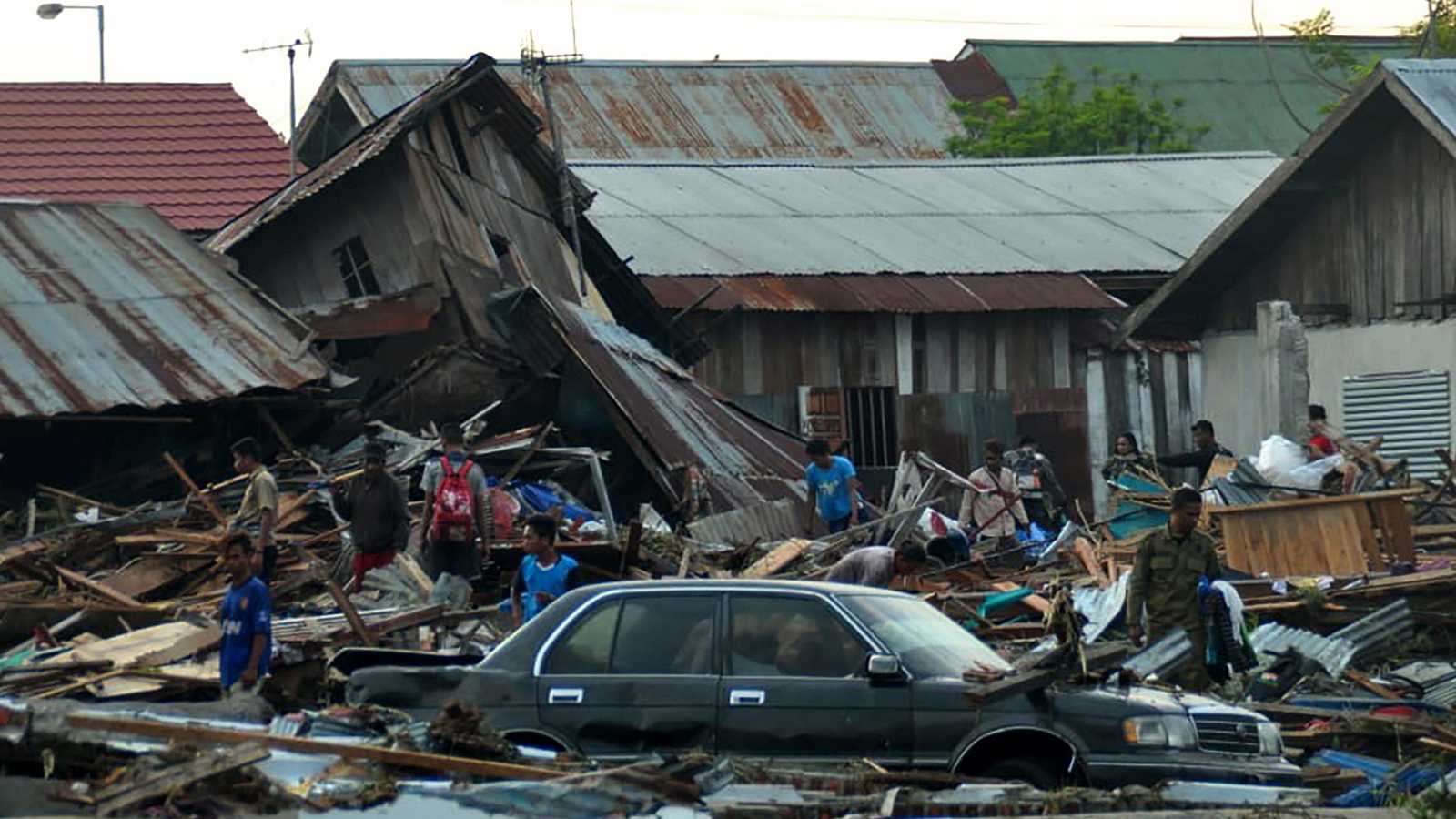 Suben a 30 los muertos por el terremoto en Indonesia