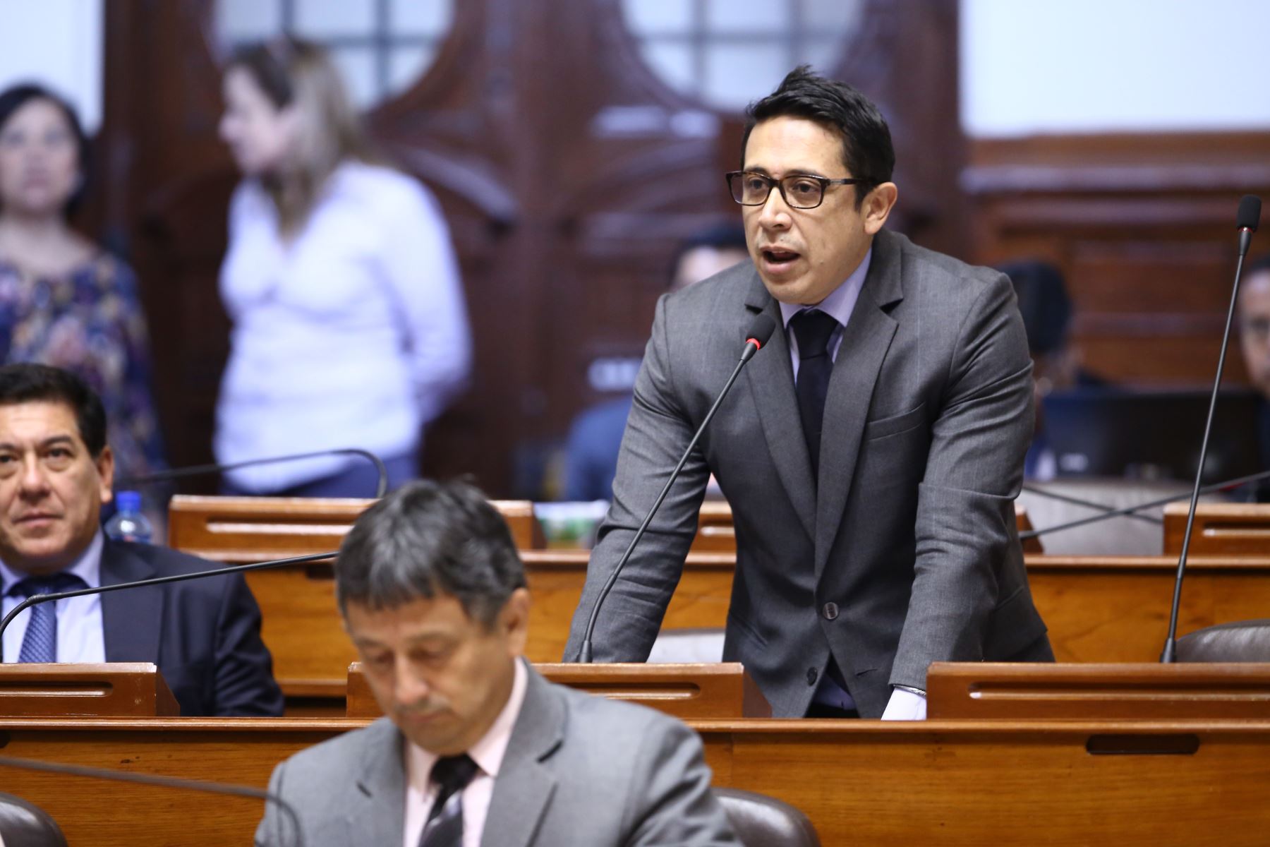 Miguel Castro: “Me deberían pagar más en el Congreso”