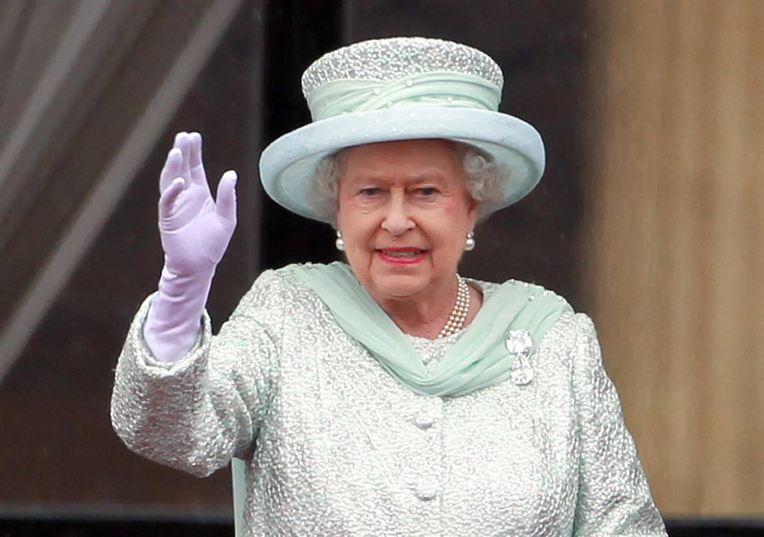 Reina Isabel II apoya ley para prorrogar el Brexit