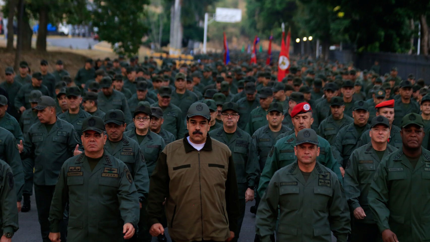 Maduro concentra 150 mil soldados, tanques y aviones en la frontera