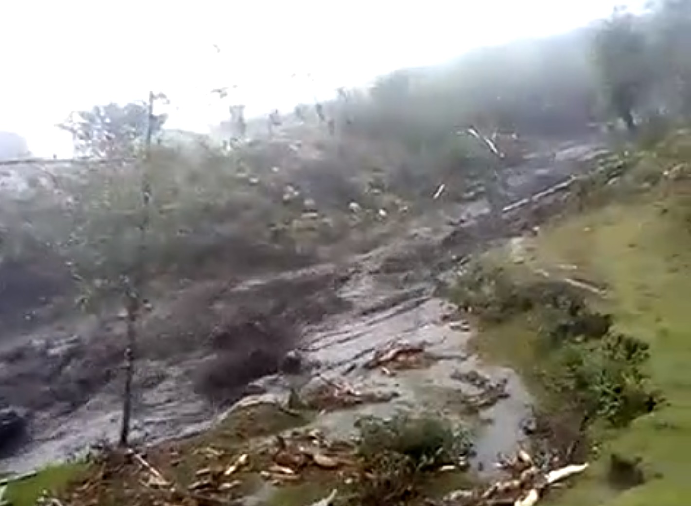 Huaico destruye dos puentes y una carretera en Cajamarca