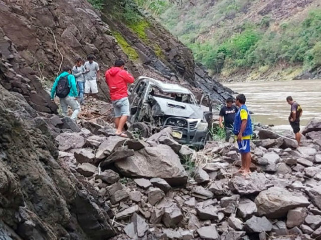 Un muerto y tres heridos al caer camioneta al río Marañón