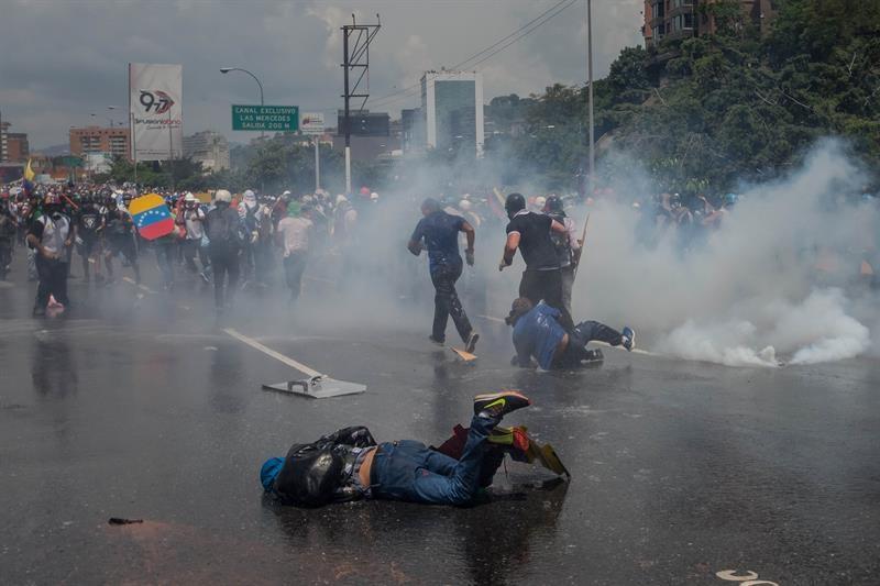 Dispersan con gas lacrimógeno protestas en el centro de Quito