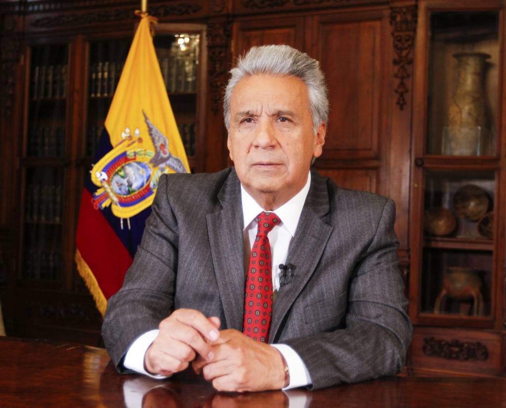 Lenín Moreno revisará el decreto que eliminó subsidio a combustibles