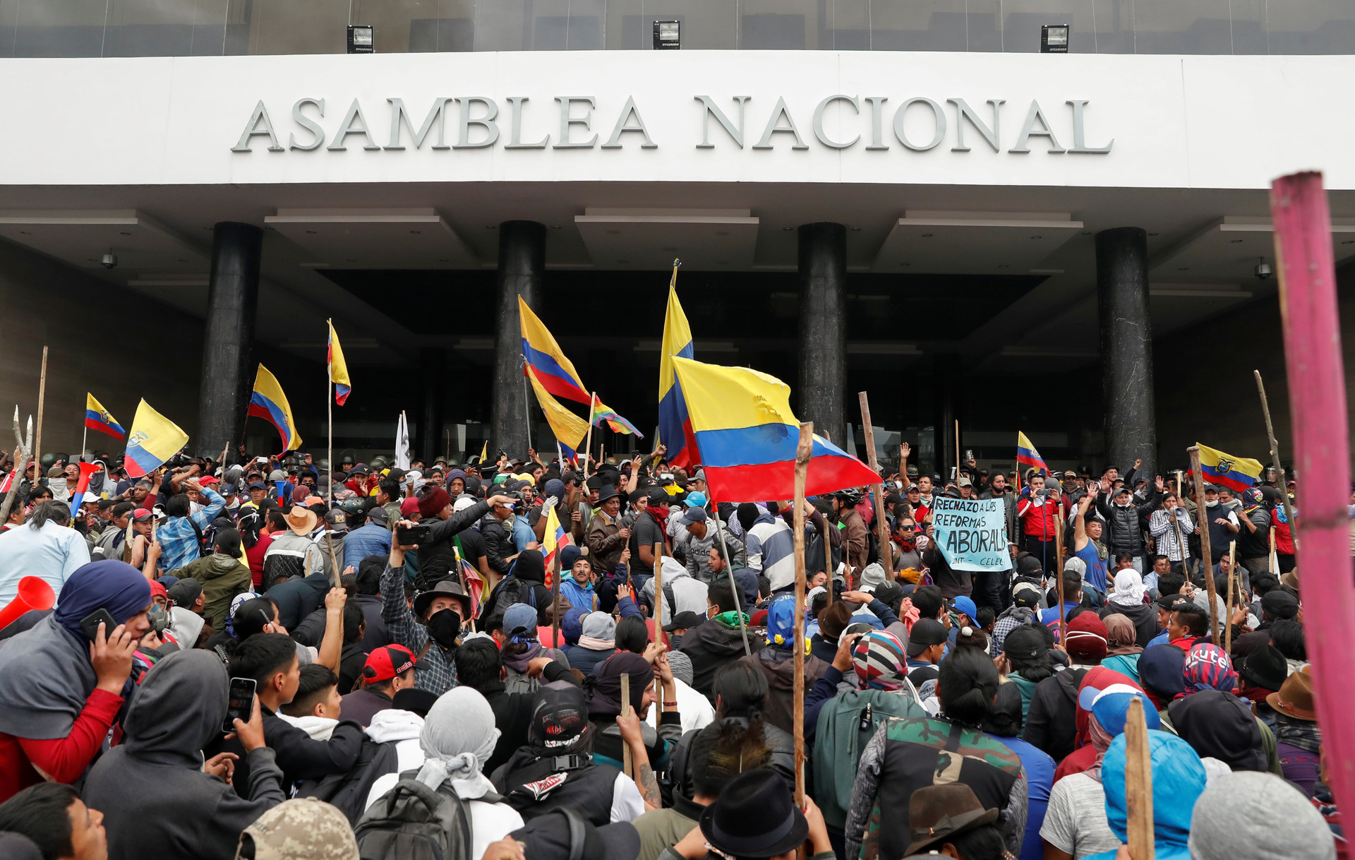 Miles rompen cerco y toman el Parlamento ecuatoriano