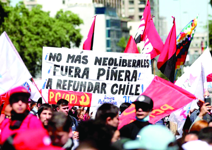 Piñera pide renuncia de ministros e insiste en permanecer en el poder