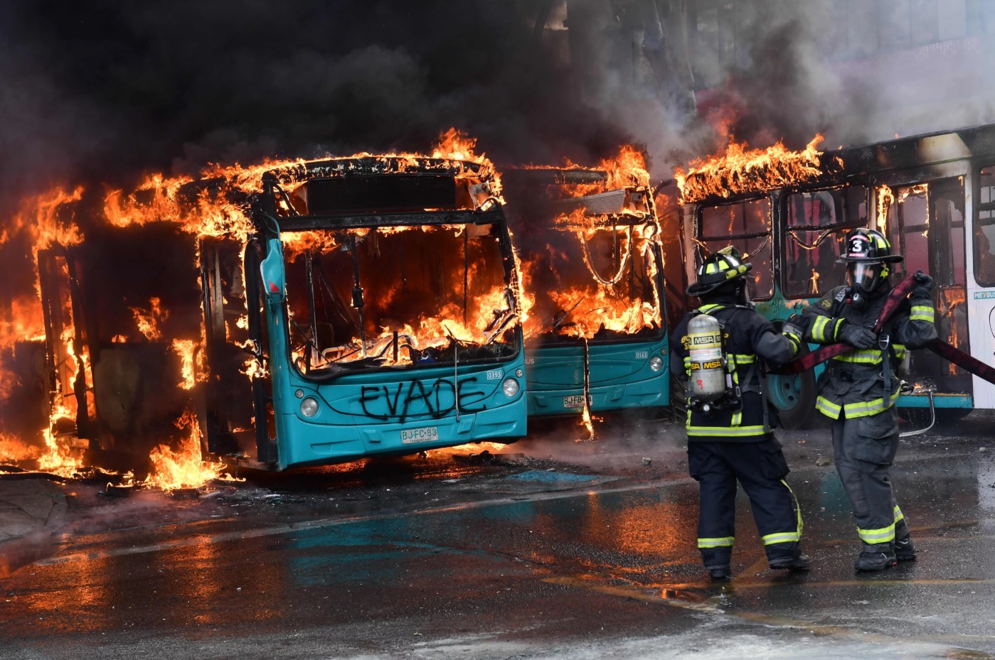 Arden 5 buses y 167 heridos por protestas en Santiago