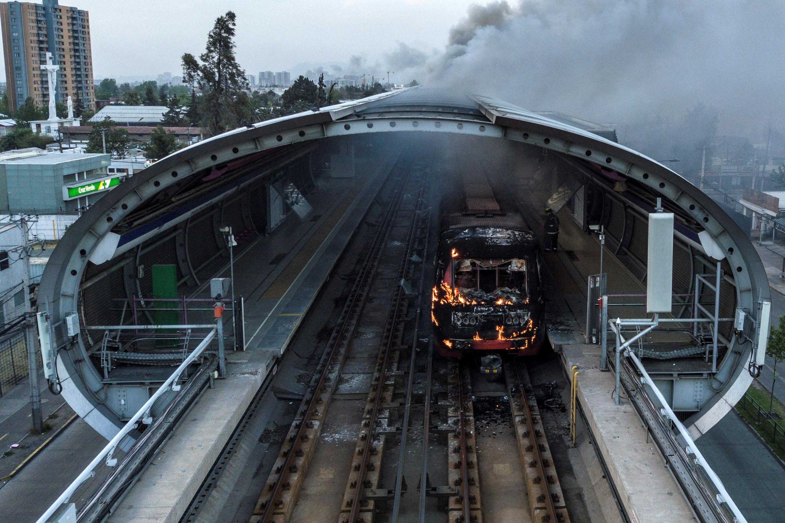 Chile: Toque de queda, saqueos, 3 muertos y queman el Metro