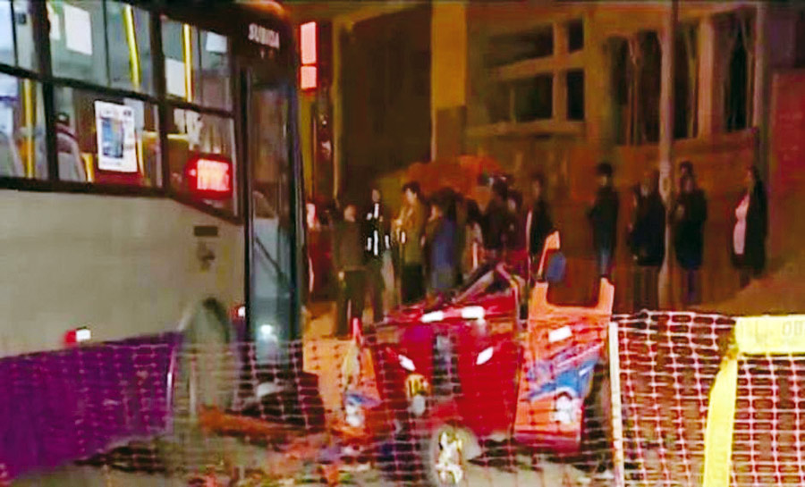 Tres muertos y dos heridos en choque entre bus y mototaxi