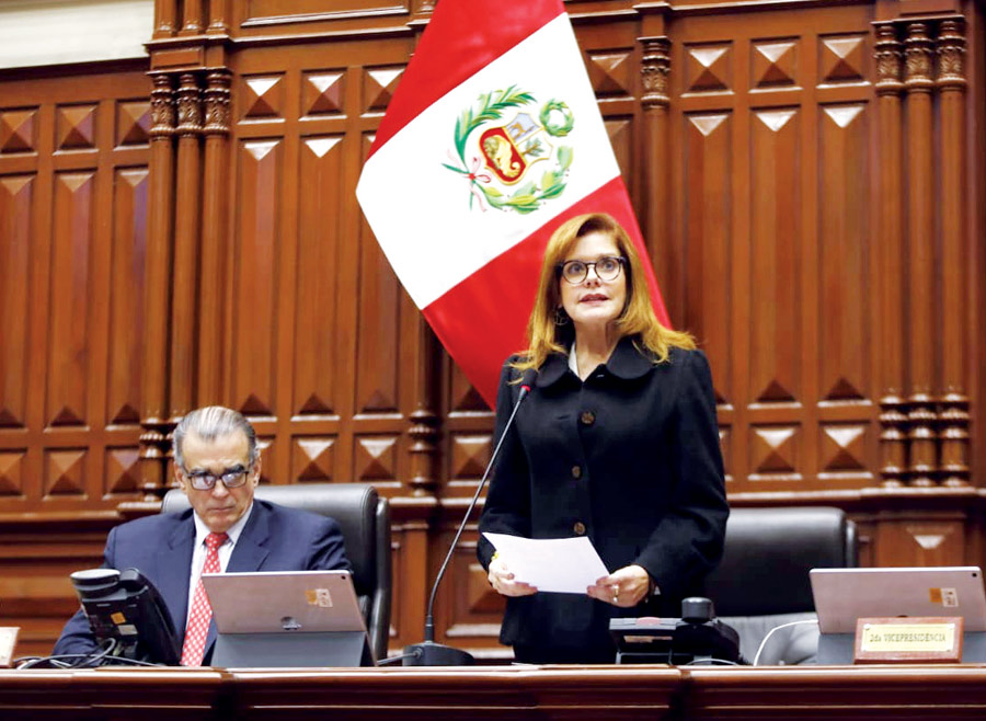 Araoz jura como presidenta en funciones del Perú