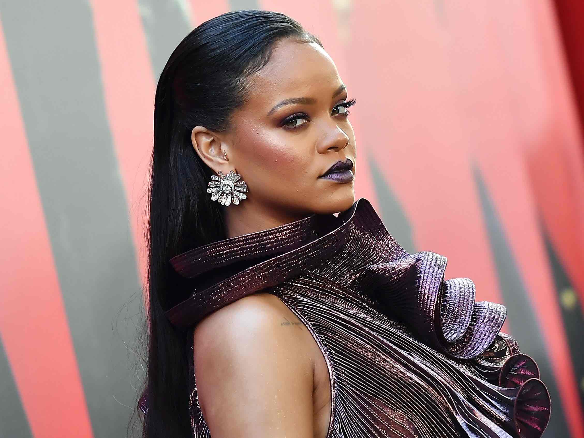 Rihanna rechaza cantar en Super Bowl por racismo