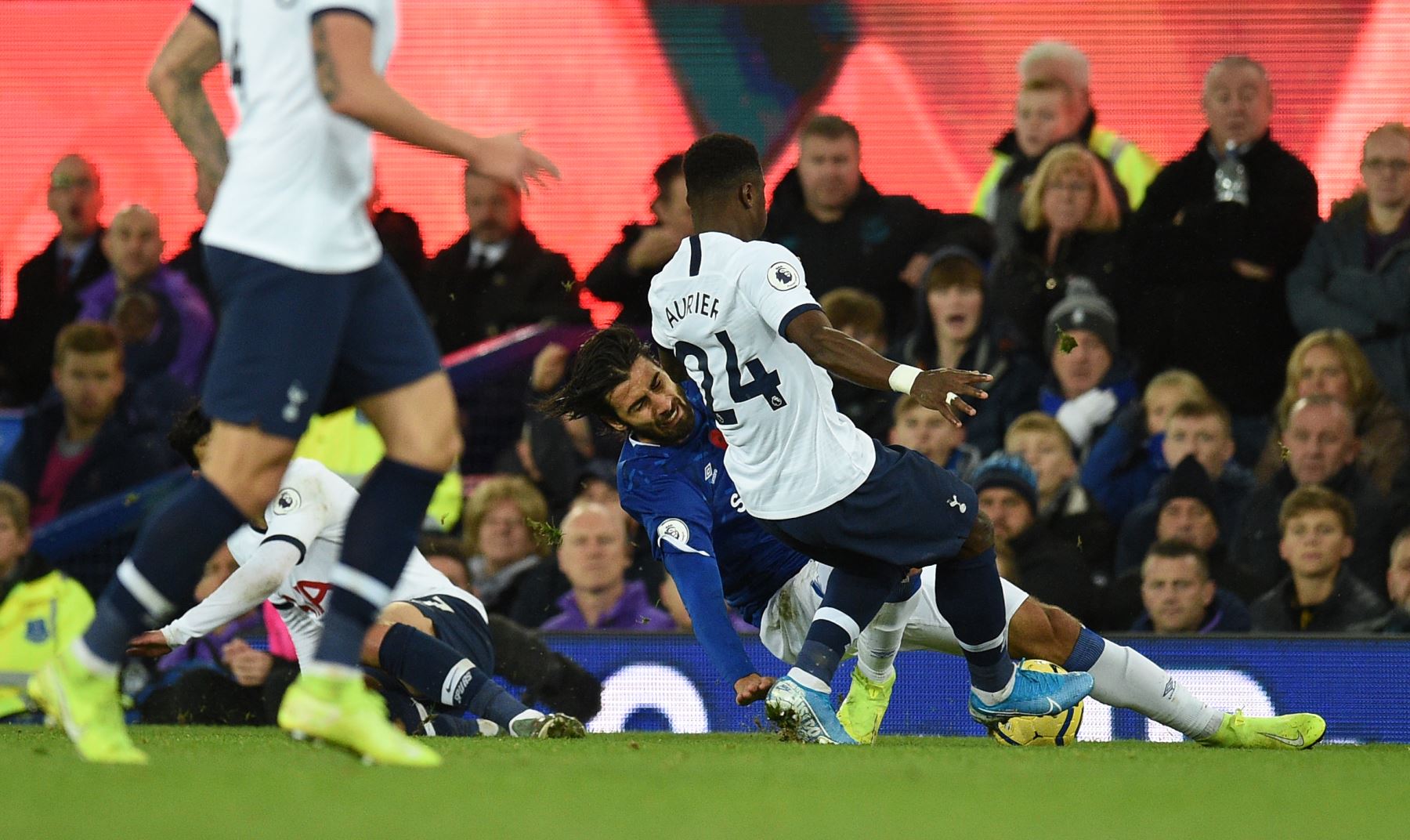 Gomes de Everton sufre lesión en empate 1-1 ante Tottenham
