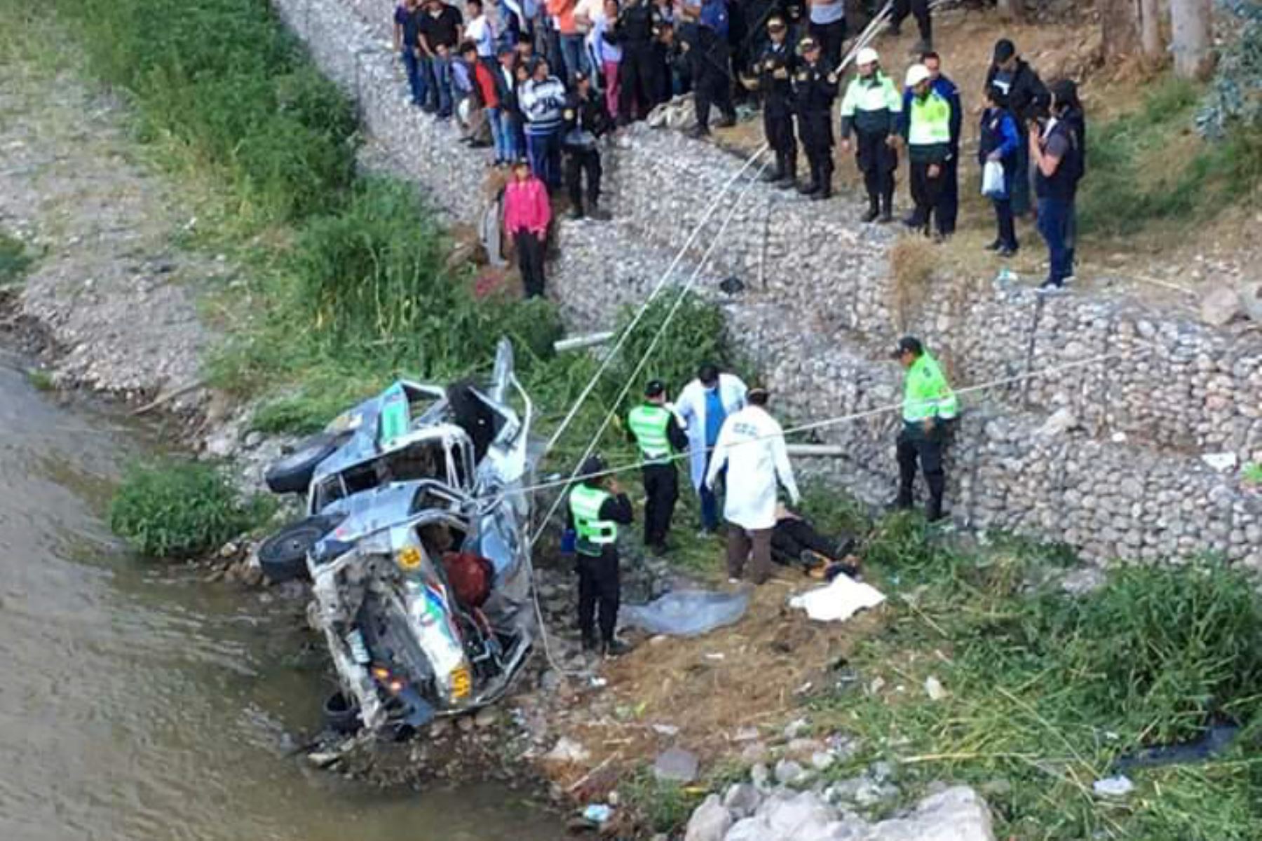 Combi con pasajeros cae a río Mantaro y mueren cinco