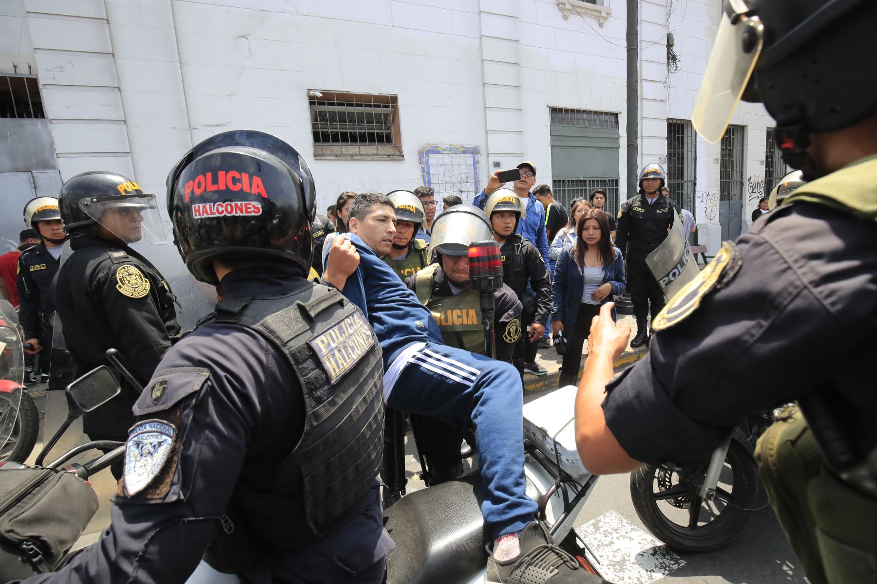 Paro de ‘colectiveros’  desató violencia en Lima