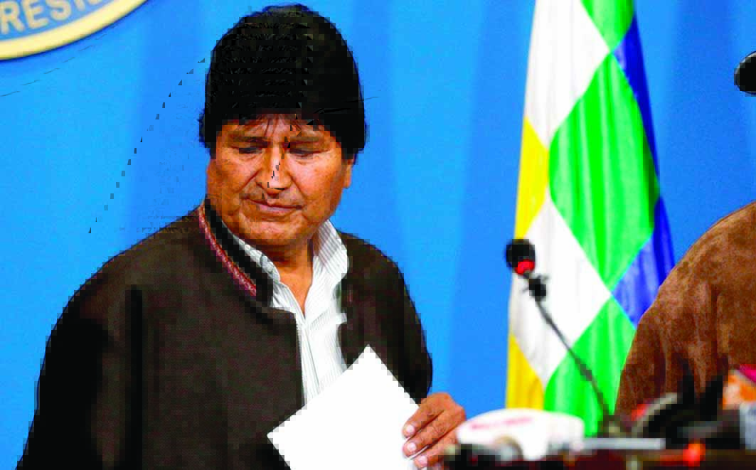 Evo Morales renunció a la presidencia  por pedido de militares y policías