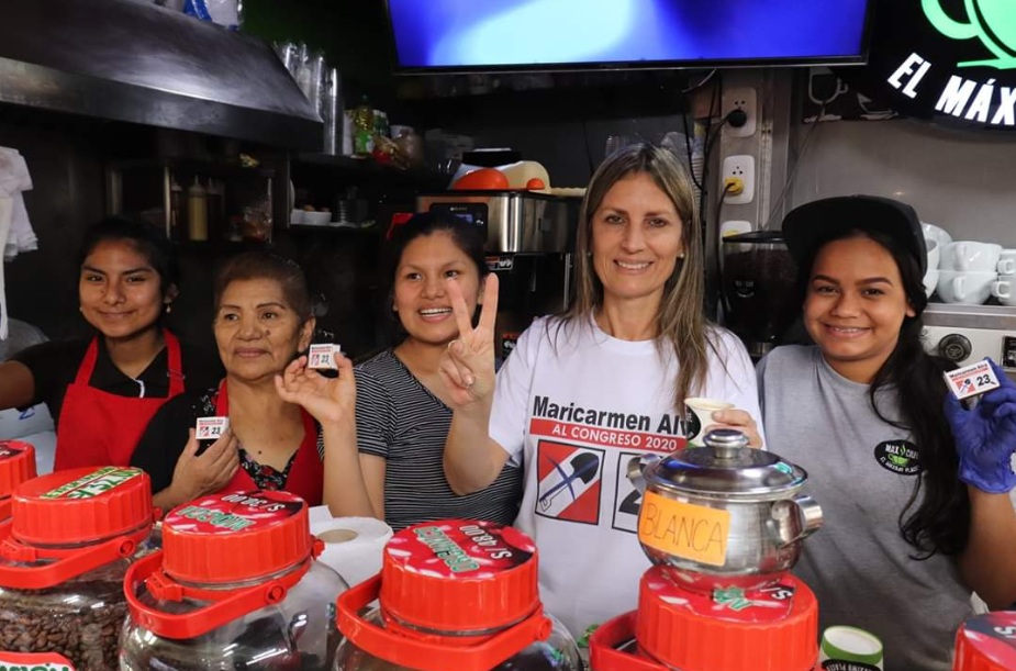 Candidata Maricarmen Alva hace campaña a ritmo de salsa