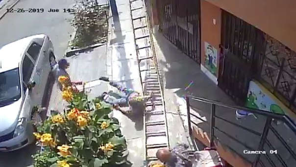 Anciano intentó matar a pintor  que se encontraba en escalera