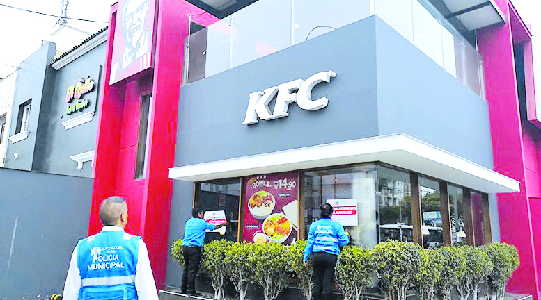 KFC discriminó a obreros  y clausuran su local