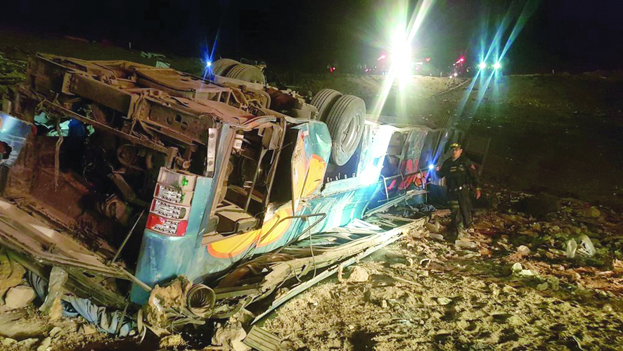 Al menos 7 muertos deja  bus que cae a abismo