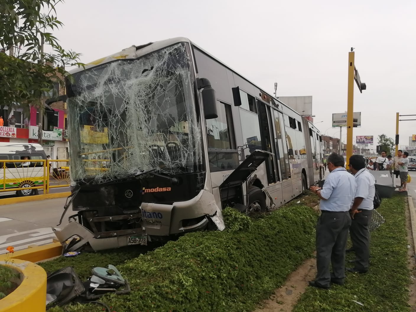 Bus del Metropolitano se  despistó en Independencia