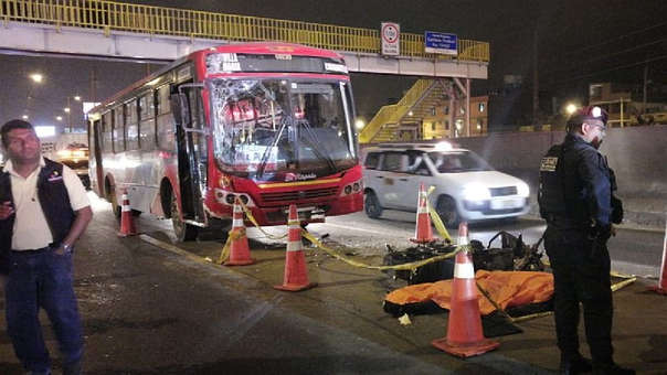 Motociclista muere embestido por dos buses en San Martín
