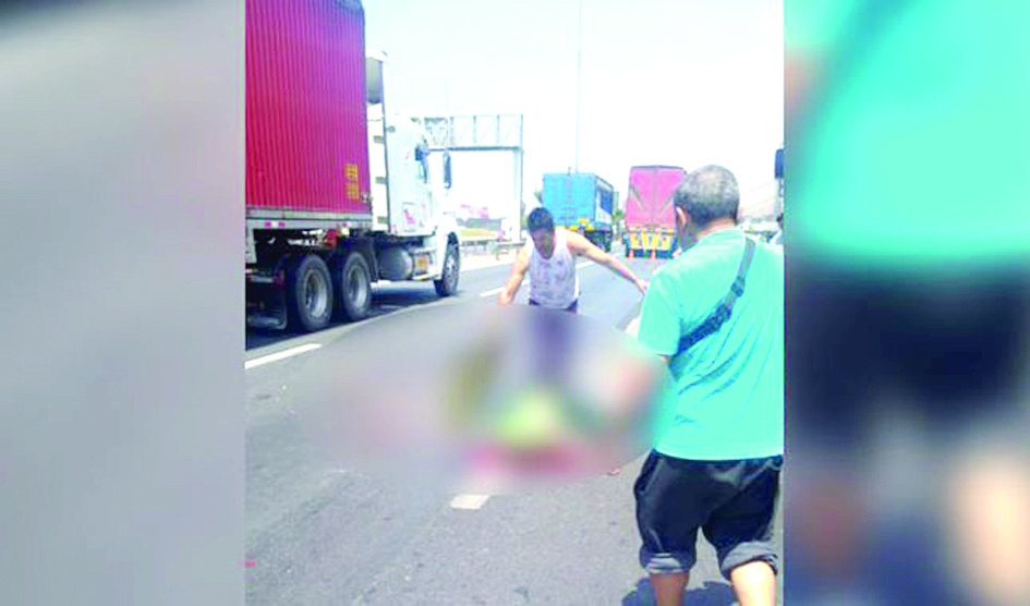 Transporte de carga lo arroyó en la panamericana sur Policía motorizado muere atropellado por camión Trágico final. Un efectivo de la Policía Nacional del Perú (PNP) encontró la muerte, tras ser atropellado por un camión de carga pesada, cuando manejaba su motocicleta a la altura del kilómetro 24.5 de la Panamericana Sur, en el sector de Lurín. El accidente de tránsito ocurrió al promediar las 11:30 de la mañana. El suboficial de Tercera Alexis Franco Chipan Rosales manejaba su moto lineal de placa PL-23756 con sentido de norte a sur, en un recorrido de rutina. Su suerte cambió cuando su unidad móvil colisionó con el camión dedicado al transporte pesado, de placa T3C-991, conducido por el chofer identificado como Vicente Salgado Almanza. Tras la colisión, el policía salió disparado de la moto y, al caer al suelo, terminó por ser atropellado por el vehículo de carga pesada. Su muerte fue instantánea. Hasta el lugar llegaron efectivos policiales de la comisaría de Lurín, para cercar la zona y esperar al representante del Ministerio Público, a fin de que ordenen el levantamiento del cadáver. Se supo que el agente fallecido trabajaba en la comisaría de Villa María del Triunfo (VMT). Asimismo, se intervino y condujo a la dependencia policial al conductor del camión, para que rinda manifestación. En ese proceso, Vicente Salgado Almanza dijo que al momento del choque se dirigía a un grifo para recargar de combustible a su unidad, la cual también fue llevada a la comisaría de Lurín. El accidente de tránsito generó que un sector del kilómetro 24 de la Panamericana Sur sea restringido parcialmente, ocasionando congestión vehicular. La Policía intentó restablecer la fluidez del paso de los autos. Leyenda: Policía atropellado trabajaba en la comisaría de Villa María del Triunfo